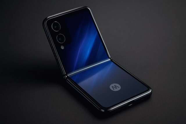 Motorola Provoca o Mercado com Teaser de Razr Dobrável Mais Largo: Seria a Resposta ao iPhone Duo?